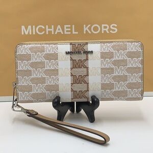 MICHAEL KORS LARGE TRAVEL CONTINENTAL WRISTLET WALLET CAMEL COLOR